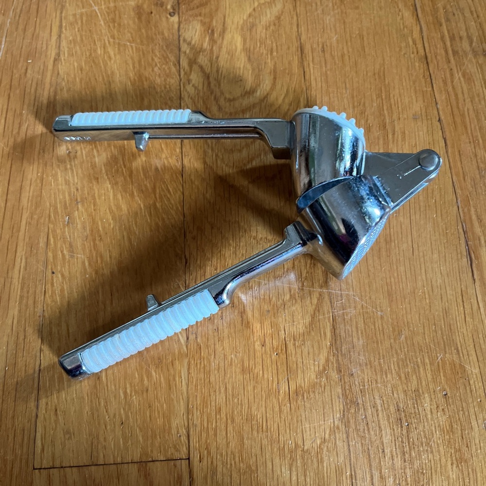 Vintage Pedrini
Patented Garlic Press
Crusher Self Cleaning
Italy 6 1/4" Grip